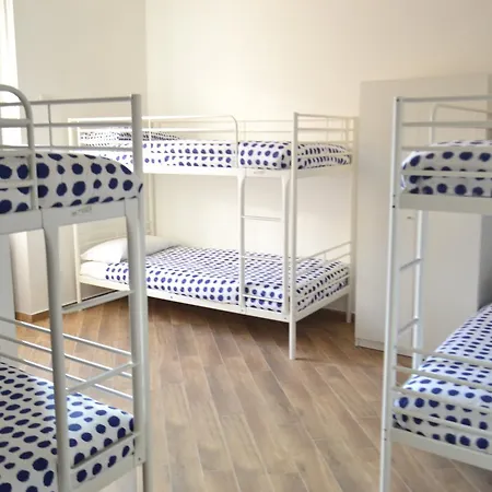 Gloria Hostal *